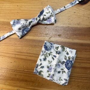 Diadema y pañuelo de tela con estampado floral azul y blanco, accesorios de moda artesanales.