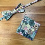 Brazalete y pañuelo de tela hechos a mano con estampado floral colorido, ideales para accesorios de moda y estilos bohemios.