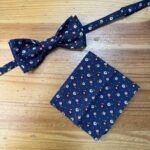 Corbata de lunares con pañuelo a juego, estampado floral en azul marino, accesorios de moda femenina.
