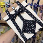 Corbatín y tirantes de tela con estampado floral negro para niños.