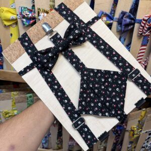 Corbatín y tirantes de tela con estampado floral negro para niños.