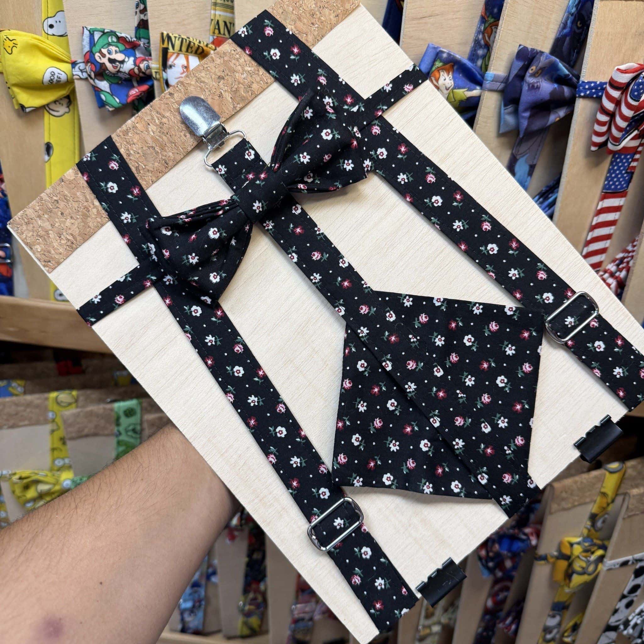 Corbatín y tirantes de tela con estampado floral negro para niños.