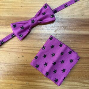 Lazo y pañuelo rosa con estampado de gatos negros para accesorios de moda.
