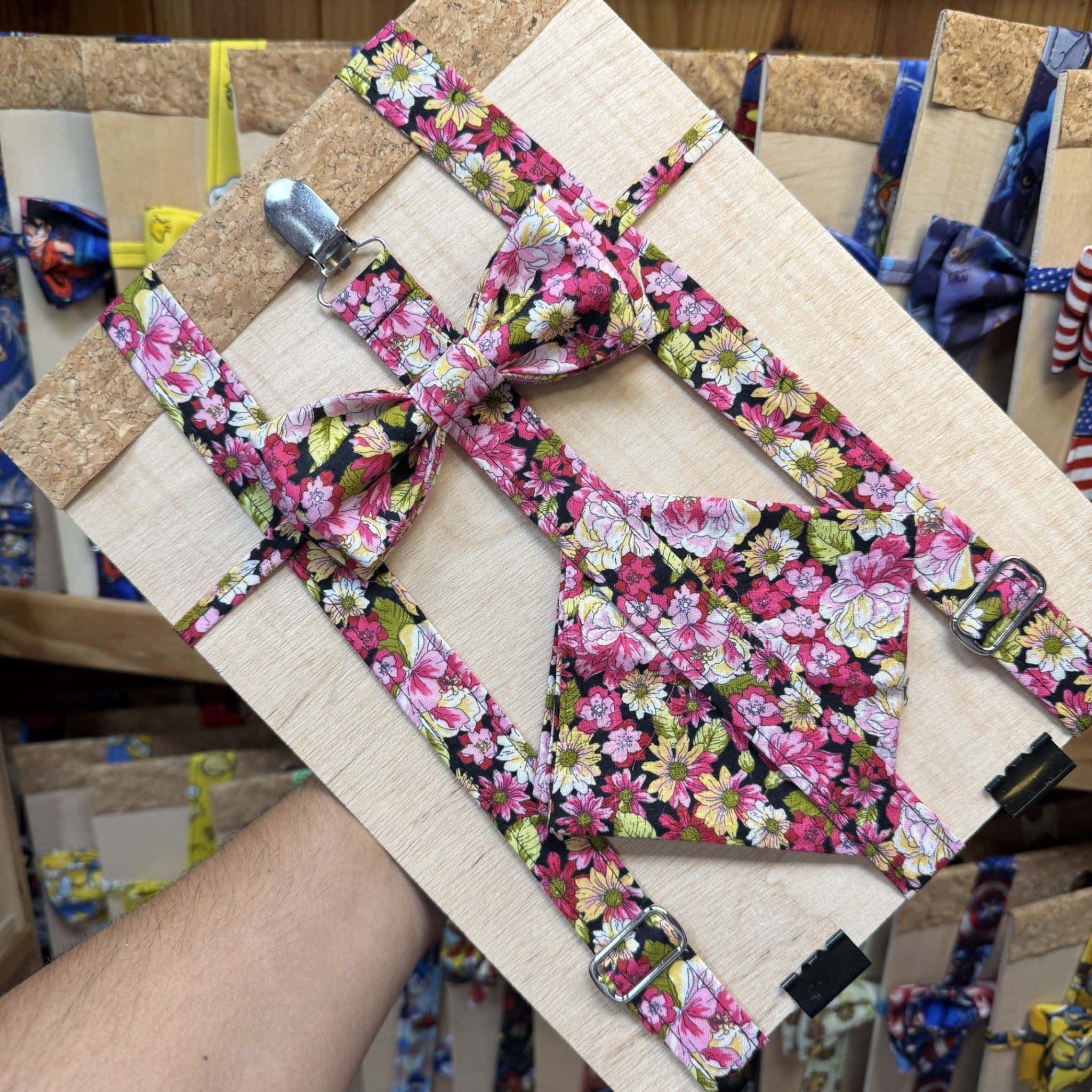 1. Correa de tela con diseño floral en colores rosas, verdes y blancos para mascotas.