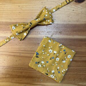 Accesoríos de moda - Corbatín y pañuelo de tela con estampado floral amarillo.