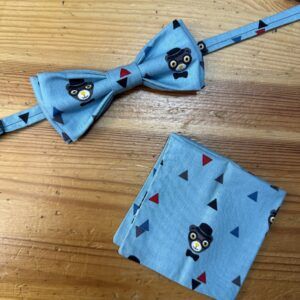 Corbatín y pañuelo con diseño de osito y triángulos en azul para bebé y niño pequeño.