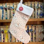 1. Medias navideñas con estampado de gatos y felpa blanca en la parte superior.