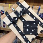 Brocheta con pajarita y cinturón de Mickey Mouse en negro y blanco, ideal para accesorios de moda infantil y clásicos.