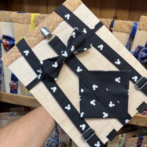 Brocheta con pajarita y cinturón de Mickey Mouse en negro y blanco, ideal para accesorios de moda infantil y clásicos.