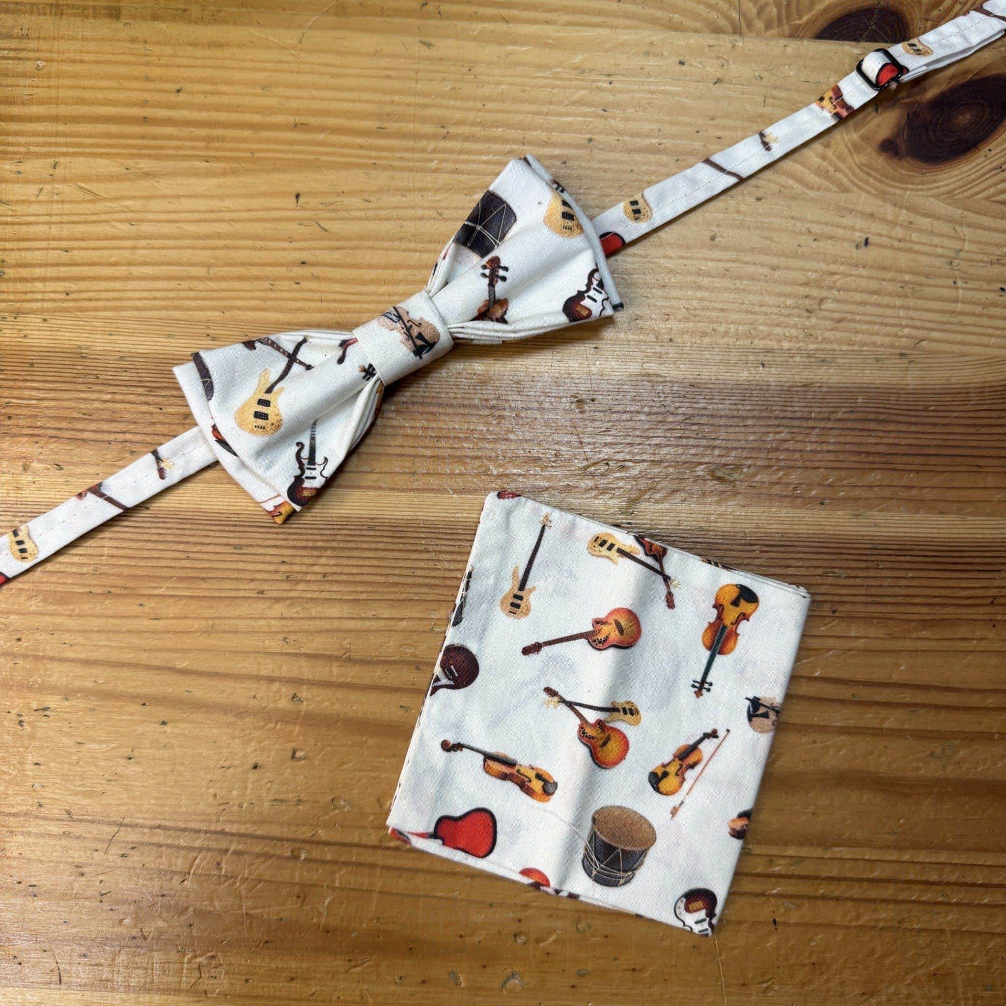Corbata y pañuelo de guitarra en tela blanca con estampado musical, ideal para accesorios de moda en eventos musicales.