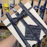 Lámina con pajarita y tirantes a rayas negras, blancas y lilas, accesorios de moda para niños.
