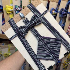Lámina con pajarita y tirantes a rayas negras, blancas y lilas, accesorios de moda para niños.