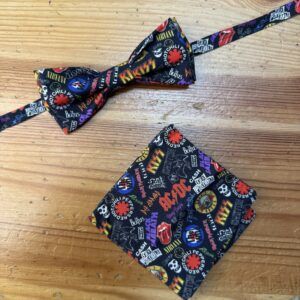 Diadema y pañuelo de silicona con estampado de bandas y logos de grupos musicales rock y punk.