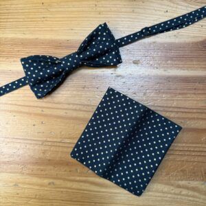 Corbata de lunares azul marino con puntos beige y pañuelo a juego, accesorios elegantes para hombre y mujer.