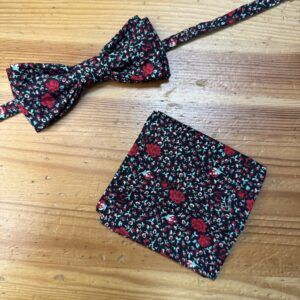 *Pañoleta y pañuelo de seda floral con estampado en tonos rojos y negros para mujer y evento elegante.*.