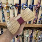 Sombrero de madera con cinta burdeos, estilo divertido y original, ideal para accesorios de moda y disfraces.