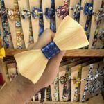 Artesanía de pajarita de madera con cinta de tela azul, accesorios únicos y hechos a mano.
