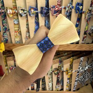 Artesanía de pajarita de madera con cinta de tela azul, accesorios únicos y hechos a mano.
