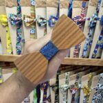 Arco de pelo de madera con cinta azul decorativa.