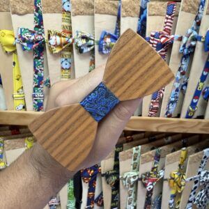 Arco de pelo de madera con cinta azul decorativa.
