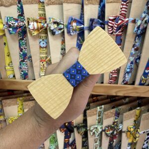 1. Llavero de madera con pañuelo azul y diseño geométrico, accesorios artesanales y originales.