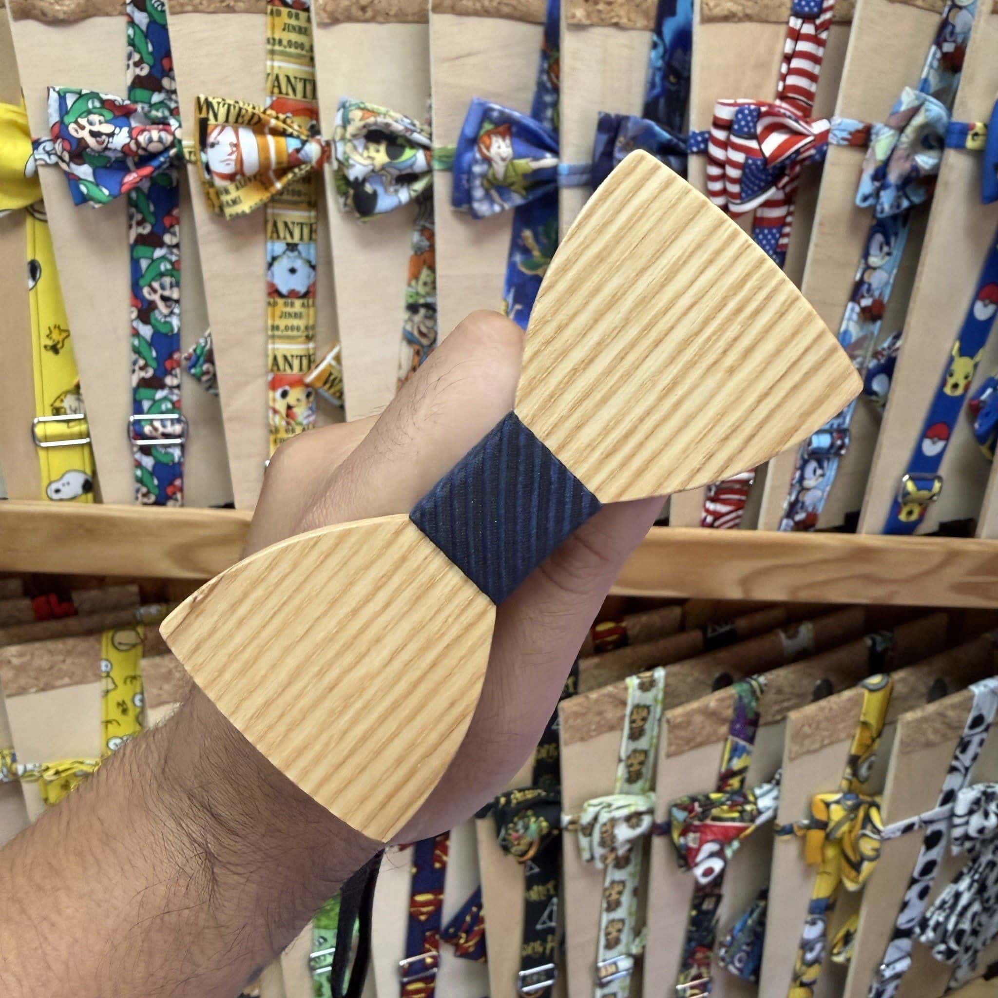 TÍTULO: Pajarita de madera con lazo de tela en tienda de accesorios infantiles.