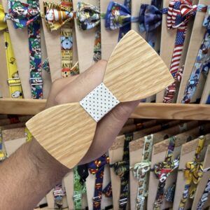 1. Collar de madera con pulsera de tela blanca con puntos negros, estilo artesanal y original.