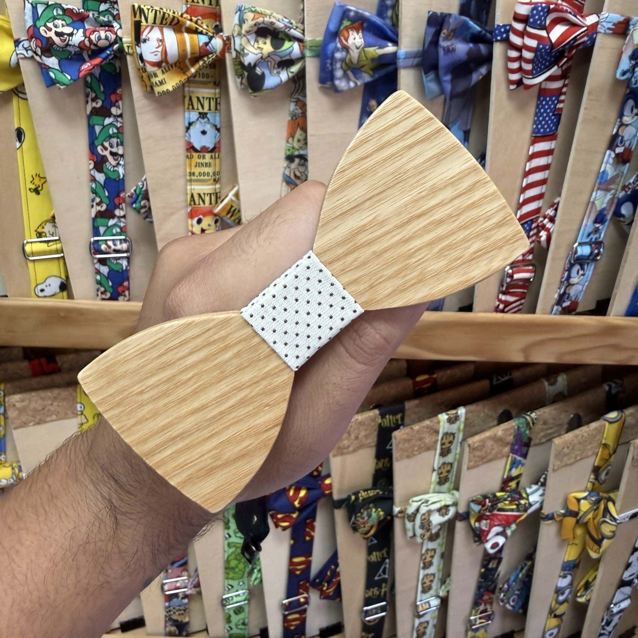 1. Collar de madera con pulsera de tela blanca con puntos negros, estilo artesanal y original.