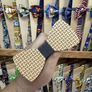 Chistera de madera con diseño en herringbone, accesorio para eventos y regalos creativos.
