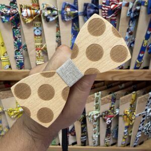 Colgante de madera con diseño de dado, accesorios para mascotas, original y llamativo en tienda Carmenatis.