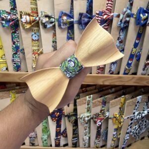 Lazo de madera con diseño de juguetes y personajes de dibujos animados para festejar.