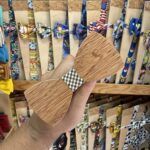 Arco de corbata de madera natural con cinta de cuadros, en tienda de accesorios originales.