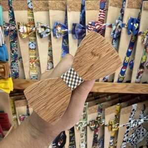 Arco de corbata de madera natural con cinta de cuadros, en tienda de accesorios originales.