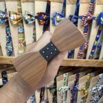 Colgador de corbatín de madera con anillo negro decorado con diamantes de imitación.