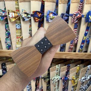 Colgador de corbatín de madera con anillo negro decorado con diamantes de imitación.