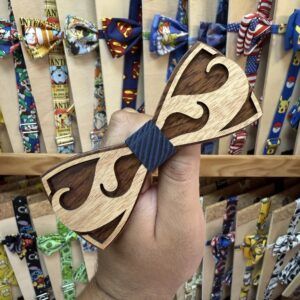 Colgador de madera con símbolo de superman en madera natural y oscura, decorativo y funcional.