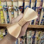1. Lazo de madera natural con acabado suave, ideal para accesorios y decoración.
