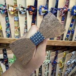 1. Pulsera de madera decorada con diseño floral y cinta azul con puntos blancos.