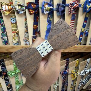 Lazo de tela con diseño grabado en madera, ideal para accesorios y decoraciones.