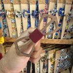 Dedo de catapulta de madera con elástico rojo, accesorios para juegos y actividades recreativas.