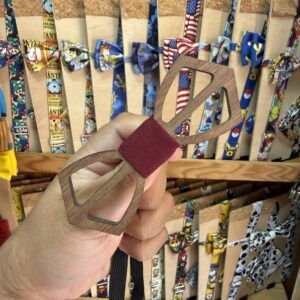 Dedo de catapulta de madera con elástico rojo, accesorios para juegos y actividades recreativas.