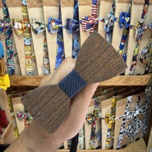 Banda para pantalón de madera con diseño grabado y banda de tela azul.