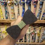 1. Pulsera de goma negra con cinta ajustable de tela en tienda de accesorios.