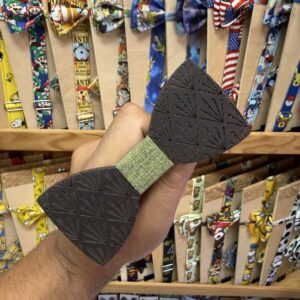 1. Pulsera de goma negra con cinta ajustable de tela en tienda de accesorios.