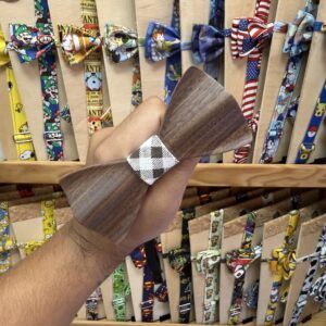 Colgante de madera con lazo de tela a cuadros en tienda de accesorios de moda infantiles y para mascotas.