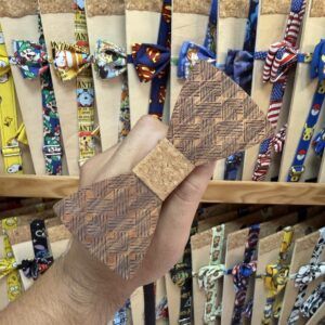 Broche de madera con diseño geométrico, ideal para complementos y accesorios artesanales.
