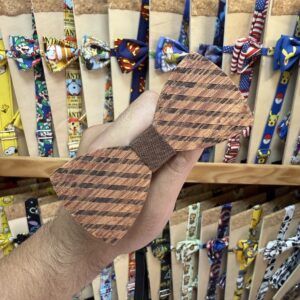 Tira de pelo de madera con lazo, estilo vintage y natural, en tienda de accesorios para cabello.