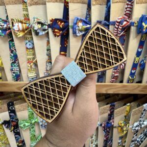 1. Lazo de bowtie de madera con diseño de cuadrícula y trama en tonos marrón.