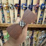 Arco de madera con lazo de tela a cuadros, ideal para accesorios de moda y decoración personalizada.