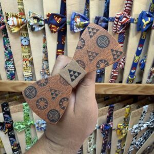 Cortaúñas de madera con símbolos tribales para mascotas, estilo artesanal y exclusivo.